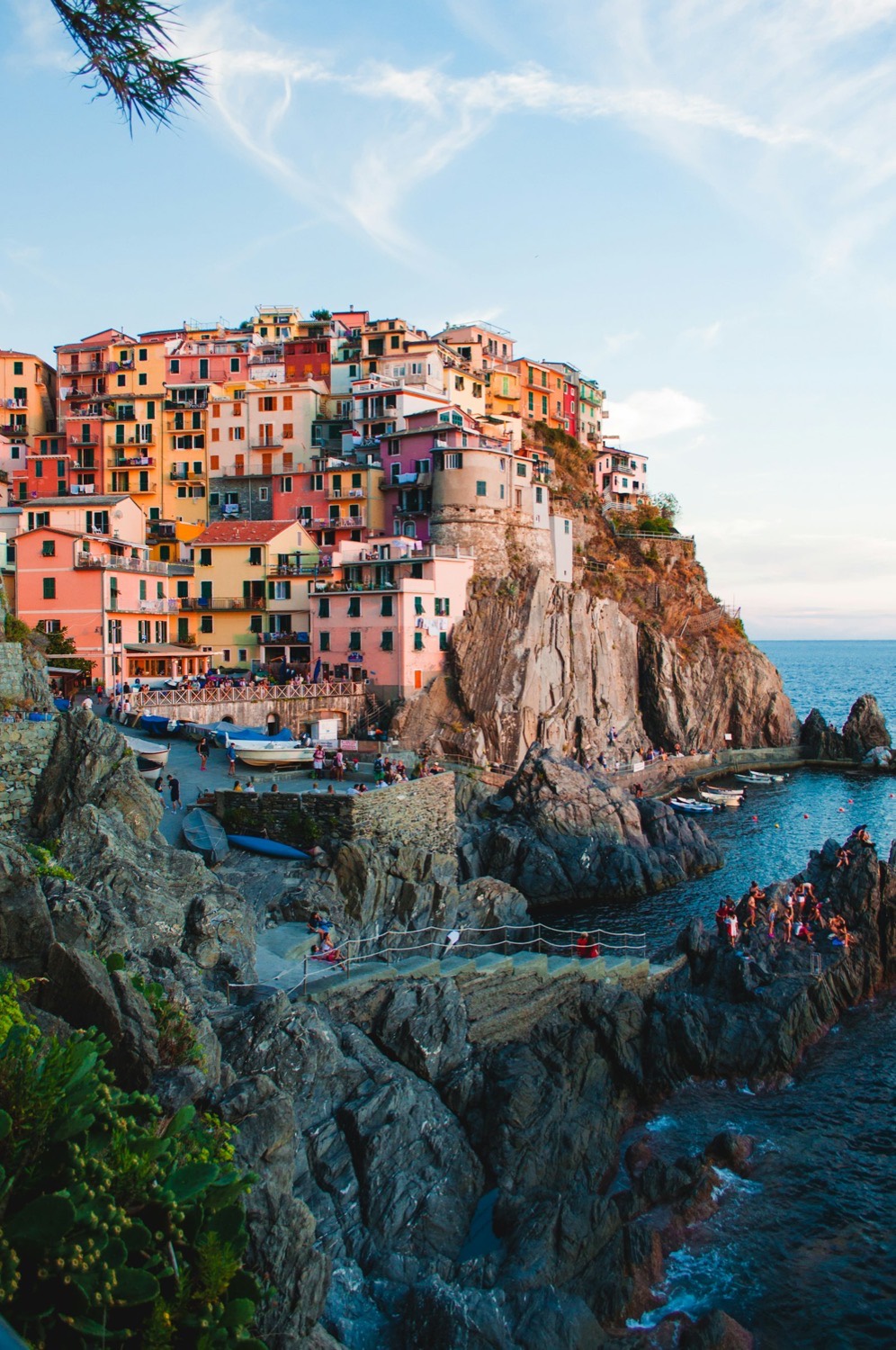 Die bunten Häuser von Manarola in den Cinque Terre über dem Meer